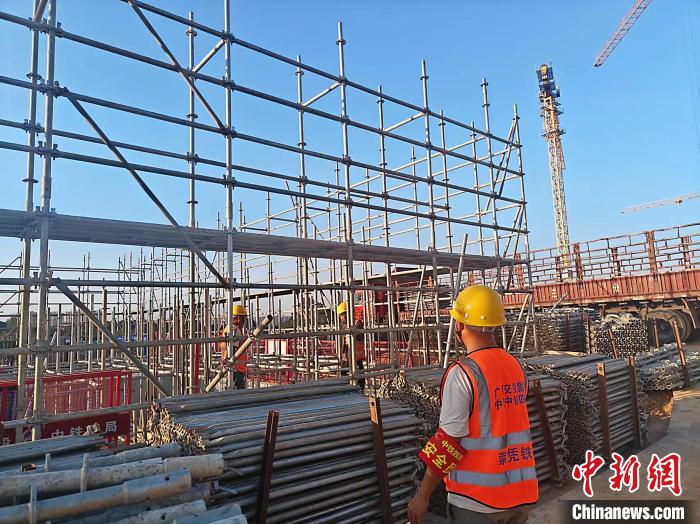 南凭高铁崇凭段1600多名建设者国庆假期“不打烊”
